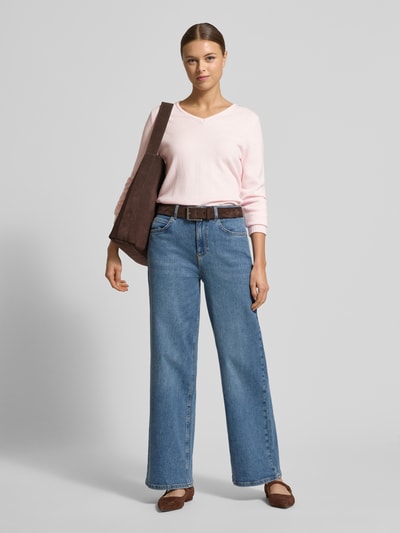 Vrouwenmodel draagt Regular Fit Longsleeve uit viscose in breilook model 'Viril' van Vila in lichtroze, dames longsleeve, V-hals, elastische boorden, ruglengte maat S 62 cm, mouwlengte S 66 cm, vooraanzicht hele lichaam.