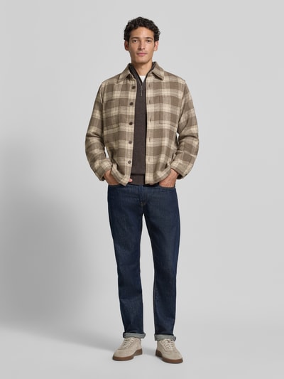 Männermodel trägt Regular Fit Freizeithemd mit Woll-Viskose-Anteil Modell 'OLE PABLO' von Selected, beige Karo, Ganzkörperansicht von vorne.