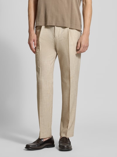 Männermodel trägt Slim Fit Anzug mit Viskose-Anteil Modell 'CIDATI' von CINQUE, beige, dezente Struktur, Ganzkörperansicht von vorne.