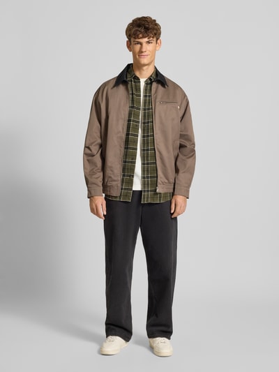 Männermodel trägt Regular Fit Freizeithemd mit Kentkragen Modell 'JAMES' von JACK & JONES, Baumwoll-Mix, kariertes Muster, Ganzkörperansicht von vorne. Rückenlänge 76 cm, Schulterbreite 47 cm, Ärmellänge 66 cm, durchgehende Knopfleiste, Sportmanschetten.