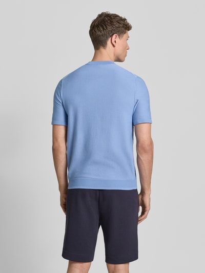 Männermodel trägt Regular Fit T-Shirt aus Viskose-Mix Modell 'KN_Globe TS' von BOSS Green in Strickoptik, Ganzkörperansicht Rückansicht.