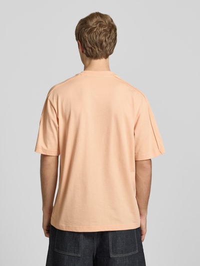 Männermodel trägt Regular Fit T-Shirt aus reiner Baumwolle Modell 'NURAZTI' von Hugo Blue, unifarben, Jersey, Ganzkörperansicht Rückansicht.