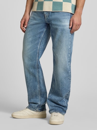 Männermodel trägt Regular Fit Jeans aus reiner Baumwolle von Calvin Klein Jeans, Denim-Optik, 5-Pocket, Label Patch, Ganzkörperansicht von vorne.