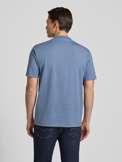 Männermodel trägt Regular Fit T-Shirt aus reiner Baumwolle Modell 'H-TAUT 15' von BOSS in Blau, unifarben, Ganzkörperansicht Rückansicht.
