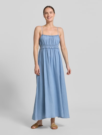 Frauenmodel trägt Midikleid aus Lyocell-Mix in Denim-Optik Modell 'Ibiza' von Mango, taillierte Passform, Spaghetti-Träger, Ganzkörperansicht von vorne. Damen Midikleid Lyocell-Mix mit Baumwoll-Anteil, Rückenlänge 106 cm, Brustweite 40 cm, Denim-Optik.