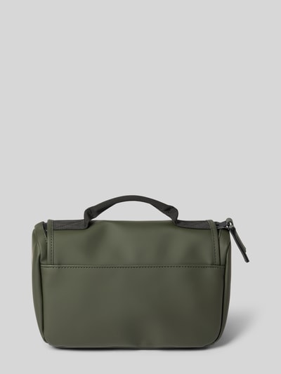 Produktfoto, Kulturtasche mit Label-Print Modell 'Texel Wash' von Rains in Olivgrün, glatte Oberfläche, Hauptfach mit Reißverschluss, trapezförmig, 26x18x12 cm, seitlicher Schulterriemen, Herren Kulturtasche mit Innenfächern und Mesh-Fächern