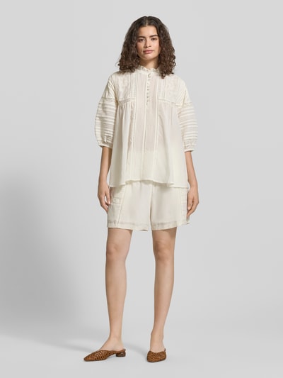 Kobiece model prezentuje szorty aus Viskose-Mix mit floralem Stitching von Jake*s Casual, mieszanka wiskozy i bawełny, krój rozszerzany, haft kwiatowy, elastyczny pas z tunelem, szerokość w rozmiarze 38: 39 cm, długość wewnętrzna nogawki w rozmiarze 38: 13 cm, jasna kolorystyka, delikatna faktura, widok całej sylwetki z przodu.