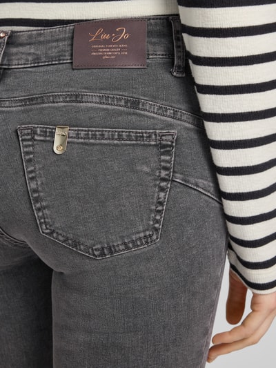 Vrouwenmodel draagt Skinny Fit Jeans uit elastische katoenmix Model 'MONROE' van Liu Jo White, 5-pocketmodel, detailopname achterkant.