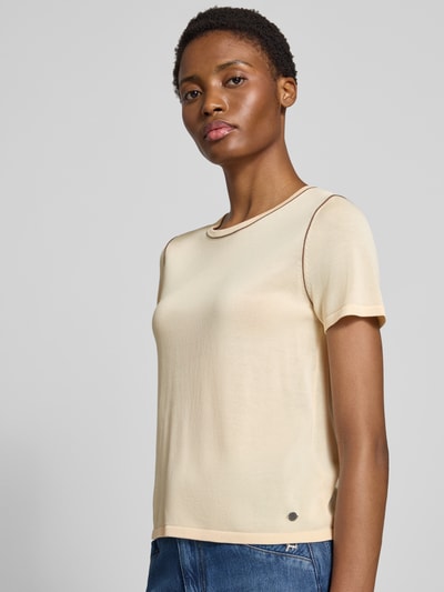 Frauenmodel trägt Regular Fit T-Shirt aus Lyocell-Mix Modell 'Stella' von GUIDO MARIA KRETSCHMER WOMAN in Beige, glatte Textur, Nahaufnahme Oberkörper.