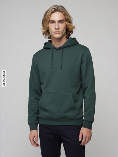 Mężczyzna nosi Regular Fit Hoodie aus Baumwoll-Mix model 'CERES' od ONLY, zielony, gładka tekstura, prosta forma, Herren Hoodie von ONLY & SONS, Ganzkörperansicht von vorne, KI-modifiziertes Bild