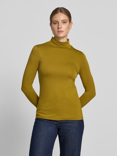 Vrouwenmodel draagt shirt met lange mouwen met col van Christian Berg Woman in mosterdgeel, recht model van Viscosemix, ruglengte bij maat S: 60 cm, volledig frontaal bovenlichaam close-up.