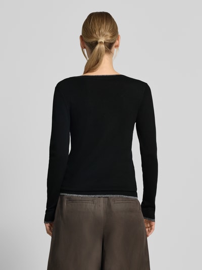 Frauenmodel trägt Slim Fit Longsleeve aus reine Viskose Modell 'Maglia Chiusa' von Liu Jo White in Schwarz, Rückenansicht, Ganzkörperansicht Rückansicht.