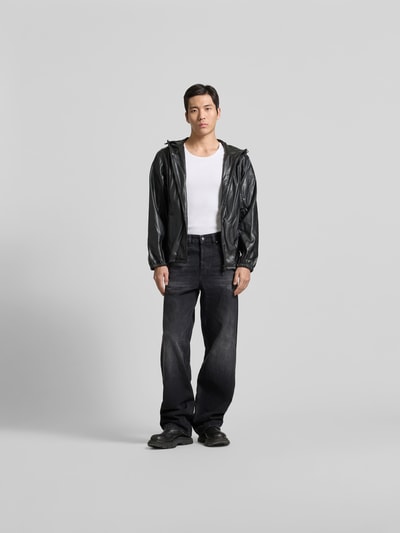 Männermodel trägt Wide Fit Jeans im 5-Pocket-Design von Diesel in dunklem Denim, Baumwolle, gerader Schnitt, Ganzkörperansicht von vorne.