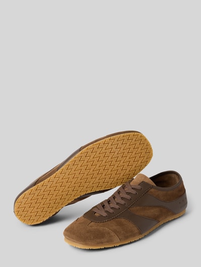 Produktfoto, Sneaker aus echtem Leder von Copenhagen in Braun mit Kontrastbesatz, Label-Prägung, strukturierter Sohle, abgerundeter Form, Schnürverschluss, Absatzhöhe 1 cm, Schafthöhe 7 cm, Schaftweite 10 cm.