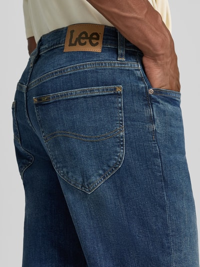 Männermodel trägt Tapered Fit Jeans aus Baumwoll-Mix Modell 'David' von Lee, blaue Denimstruktur, Nahaufnahme Rückansicht, Herren Tapered Fit Jeans von Lee