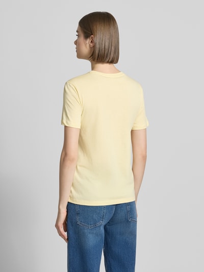 Frauenmodel trägt Regular Fit T-Shirt aus reiner Baumwolle Modell 'KITA' von Only, Optik: Unifarben, Materialverarbeitung: Jersey, Ganzkörperansicht Rückansicht.
