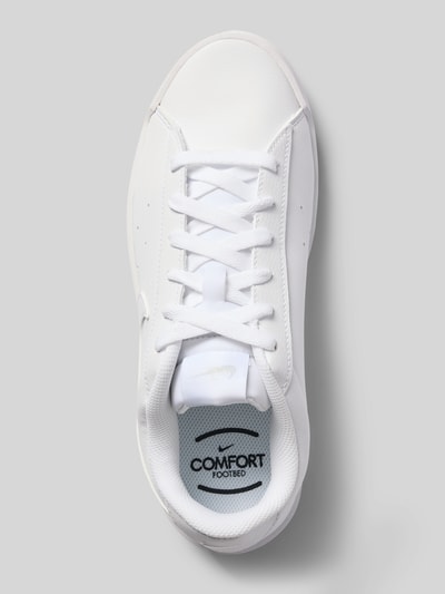 Produktfoto, Sneaker mit Logo-Detail von Nike, Damen Sneaker von Nike, weiß mit glatter Oberfläche und runden Formen