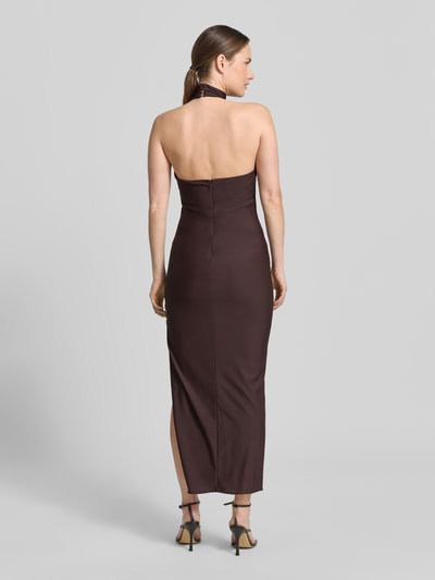 Männermodel trägt Slim Fit Abendkleid mit Stehkragen von Laona, brązowy kolor, krój slim fit, długość maxi, zapięcie na zamek, dekolt halter, Szerokość w rozmiarze 36: 38 cm, długość tyłu w rozmiarze 36: 145 cm, Ganzkörperansicht Rückansicht.