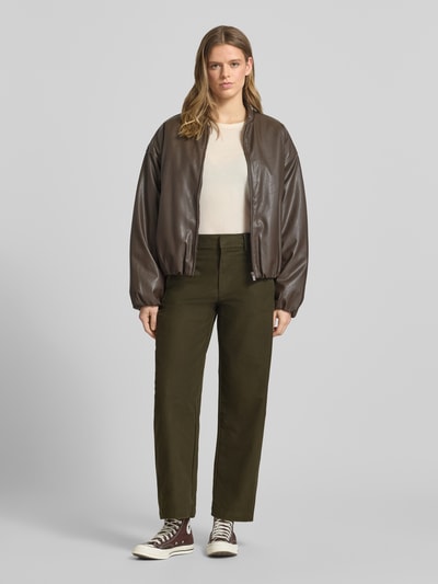 Kobiece modelka nosi Barrel Fit Jeans mit Baumwoll-Anteil Modell 'CLAIR' od Only, denim jednolity, średni stan, kieszenie, całkowity widok z przodu.
