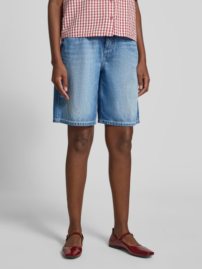 Frauenmodel trägt Loose Fit Jeansshorts aus reiner Baumwolle Modell 'ELIN' von Cambio, Denim-Optik, seitliche Eingrifftaschen, Nieten, Label-Print, mittlere Waschung, Material: reine Baumwolle, Ganzkörperansicht von vorne.