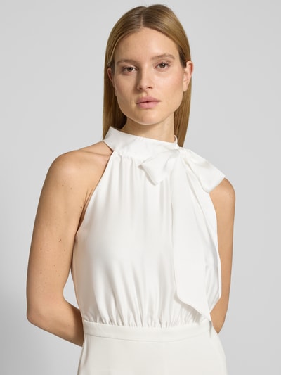 Vrouwenmodel draagt 'Jumpsuit met Schleifen-Applikation' van SWING in wit met halter, getailleerd model, strikapplicatie, nahaufnahme oberkörper, dames jumpsuit van Swing, borstwijdte maat 36: 36 cm, totale lengte: 155 cm.