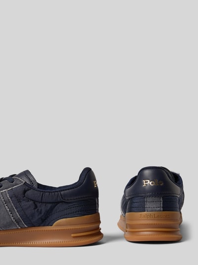 Produktfoto, Low Top Sneaker aus echtem Leder Modell 'AERA' von Polo Ralph Lauren in Dunkelblau, Lederoptik, Veloursleder, strukturiert, flache Absatzform, Label-Print, runde Schuhspitze, Schnürung, Sohle mit Struktur, Material Rindsleder