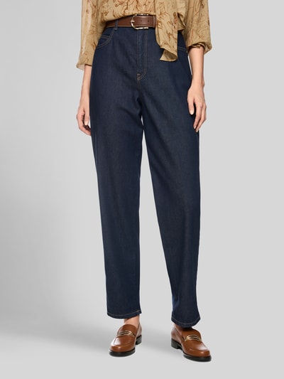 Vrouwenmodel draagt Straight Fit Jeans uit elastische katoenmix van Marc Cain in donkerblauw met riemlussen en 5-pocketmodel, knoop- en ritssluiting, bandwijdte maat 36: 37 cm, binnenbeenlengte maat 36: 73 cm, geheelvooraanzicht