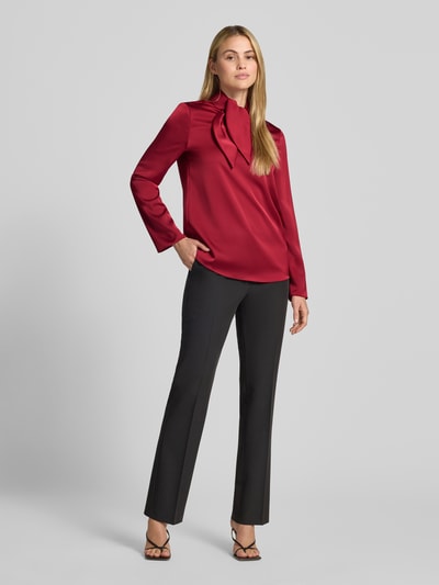 Frauenmodel trägt Regular Fit Bluse aus Satin von Emporio Armani in Dunkelrot mit Stehkragen, langärmelig, glatte Textur, Ganzkörperansicht von vorne.