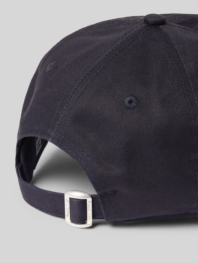 Produktfoto, dunkelblaues Basecap mit Stitching Modell 'MINI LOGO 9TWENTY®' von New Era aus Baumwolle, verstärkter Schirm, Rückansicht