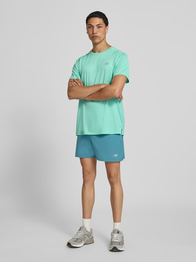 Männermodel trägt Shorts mit elastischem Bund und Logo von New Balance, Regular-Fit, Tunnelzug, Logo, Herren, Ganzkörperansicht von vorne