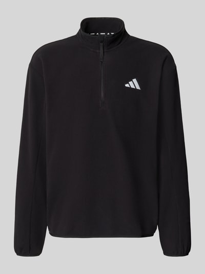 Produktfoto, schwarzes Regular Fit Sport-Langarmshirt mit Logo-Detail von adidas Training, glatte Struktur, dezentes Logo auf Brust