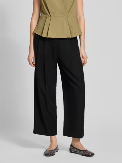 Frauenmodel trägt Hose aus Lyocell-Leinen-Mix mit Gesäßtaschen von JAKE*S STUDIO WOMAN in Schwarz, lockerer Schnitt, Nahaufnahme Oberkörper.