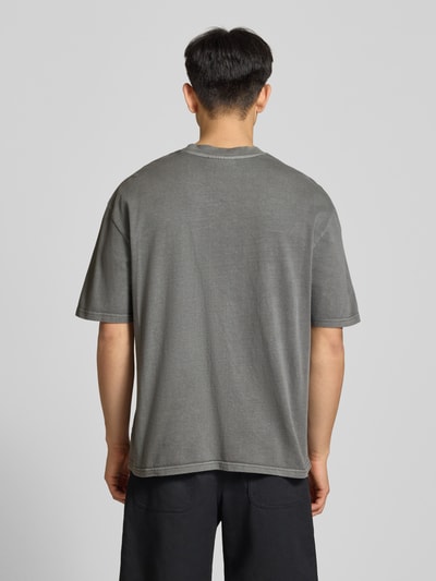 Männermodel trägt Oversized Herren T-Shirt mit 1/2-Arm Modell 'Towson' von Pegador aus Reine Baumwolle in Grau, Rückenansicht, Ganzkörperansicht Rückansicht. Rückenlänge bei Größe M: 69 cm, mit Rundhalsausschnitt und Oversized-Schnitt.