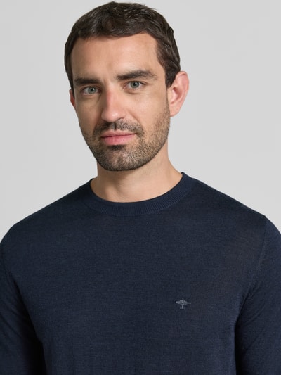 Männermodel trägt T-Shirt mit Rundhalsausschnitt und Label-Stitching van Fynch-Hatton, Puur katoen, slim fit, donkerblauw, nahaufnahme oberkörper