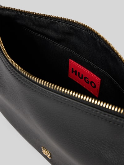 Produktfoto, schwarze Henkeltasche in Lederoptik mit goldfarbenem Logo-Detail Modell 'Neeko P' von HUGO, fein genarbte Struktur, Reißverschluss, Hauptfach und Einschubfach, verstellbare Tragehenkel, Innenfutter mit rotem Markenlabel