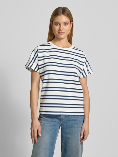 Frauenmodel trägt Damen T-Shirt mit dunkelblauen Querstreifen von Soyaconcept, Material-Mix mit Modal-Anteil, Relaxed-Fit, Modell 'BARNI', Rundhalsausschnitt, Ganzkörperansicht von vorne.