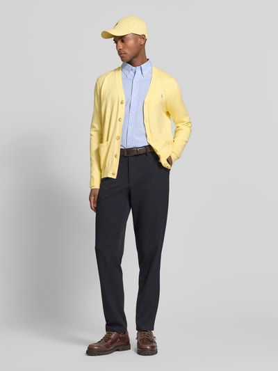 Mannelijk model draagt Regular Fit gebreid jack uit puur katoen van Polo Ralph Lauren, effen, met knoopsluiting, logodetail, V-hals, lange mouwen, geribde zoom, opgestikte zijzak, tricot, heren, voorkant volledige lichaam.
