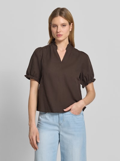 Frauenmodel trägt Blusenshirt aus Leinen-Baumwoll-Mix Modell 'Odesa' von Neo Noir in Dunkelbraun, Regular-Fit, V-Ausschnitt, Ganzkörperansicht von vorne. Damen Blusenshirt, Rückenlänge bei Größe 36: 58 cm, Ärmellänge: 31 cm.