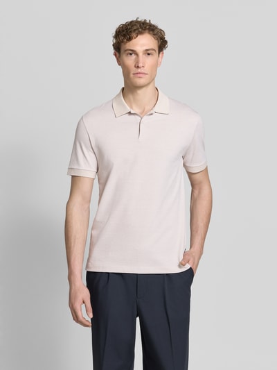 Männermodel trägt Regular Fit Poloshirt aus reiner Baumwolle Modell 'H-PARLAY 102' von BOSS in Bi-Color Optik, Kurzarm, Ganzkörperansicht von vorne.