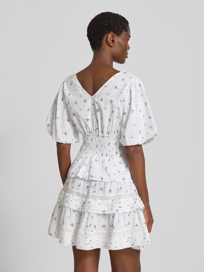 Modelka nosi Regular Fit Bluse mit Loch-Stitching Modell 'Sapura' von Neo Noir, biała bluzka z bawełny, haft, Rękaw o dł. 1/2, Dekolt w serek, Długość tyłu w rozmiarze 36: 40 cm, Długość rękawów w rozmiarze 36: 29 cm, widok całej sylwetki z tyłu.