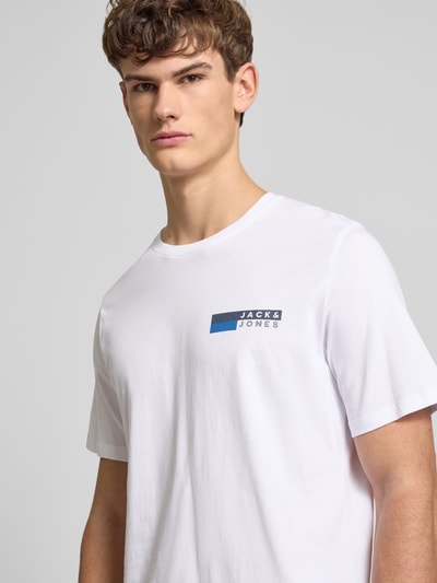 Männermodel trägt T-Shirt mit Label-Print Modell 'CORP' von JACK & JONES, Reine Baumwolle, Unifarbenes-Design, Gerade Passform, Nahaufnahme Oberkörper.