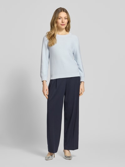 Frauenmodel trägt Boxy Fit Strickpullover aus reiner Baumwolle Modell 'FOVILA' von BOSS in Optik: Unifarben, Ganzkörperansicht von vorne.