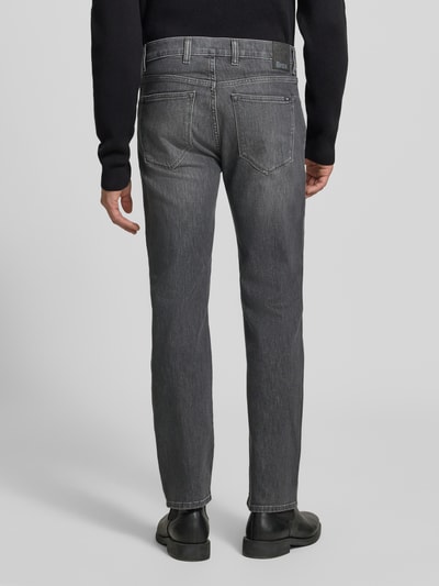 Männermodel trägt graue Relaxed Fit Jeans aus Baumwoll-Mix Modell 'Clint' von Brax, Herren wide & loose fit jeans, Ganzkörperansicht Rückansicht
