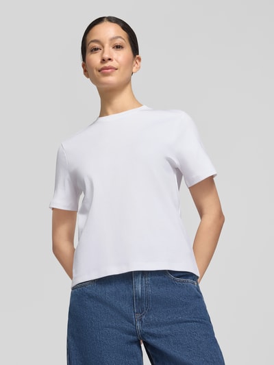 Frauenmodel trägt Basic T-Shirt mit Rundhalsausschnitt von Christian Berg Woman in Weiß, reine Baumwolle, Regular Fit, unifarbenes Design, Ganzkörperansicht von vorne.