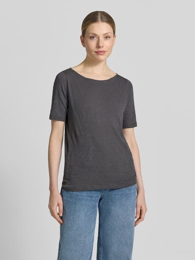 Frauenmodel trägt Regular Fit T-Shirt aus reiner Baumwolle von Marc O'Polo, Optik: Unifarben, U-Boot-Ausschnitt, Kurzarm, Ganzkörperansicht von vorne.