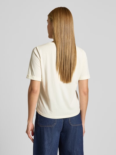 Frauenmodel trägt T-Shirt mit Strasssteinbesatz und V-Ausschnitt von LIU JO SPORT in Weiß, reine Baumwolle, Rückansicht, Ganzkörperansicht