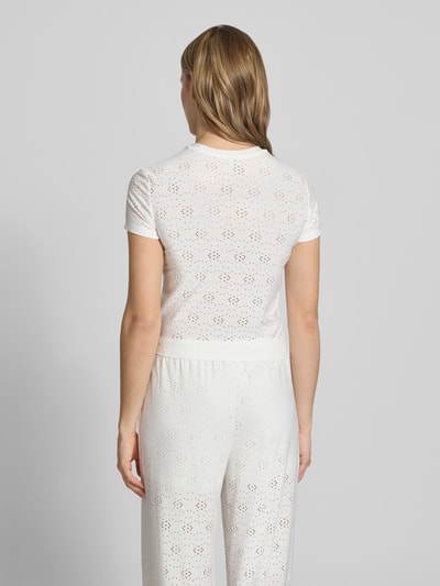 Frauenmodel trägt Relaxed Fit T-Shirt mit Ausbrenner-Effekt Modell 'SMILLA' von Only in Weiß, Damen T-Shirt, Kurzarm, Rundhals, Ganzkörperansicht Rückansicht.