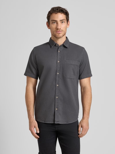 Męski model nosi Regular Fit Freizeithemd aus reiner Baumwolle von Tom Tailor, efekt: jednolity kolor, krój regular fit, kołnierzyk typu kent, listwa guzikowa na całej długości, faktura, pas na plecach, zapięcie na jeden rząd guzików, krótki rękaw, brustasza, wykończenie materiału: washed, z bawełny; ganzkörperansicht von vorne.