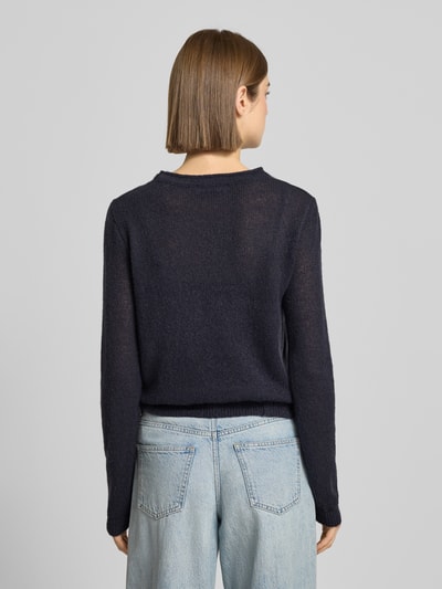 Frauenmodel trägt Rundhals Pullover mit Tunnelzug von Review in Dunkelblau, lockerer Schnitt, gerippte Abschlüsse, Ganzkörperansicht Rückansicht.