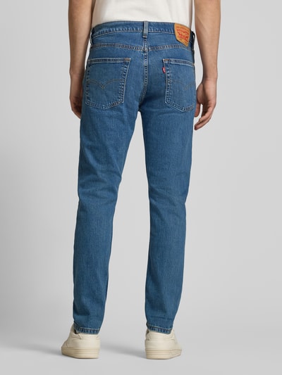 Männermodel trägt Jeans mit 5-Pocket-Design von Levi's®, blauer Baumwoll-Mix, Slim Fit, Ganzkörperansicht Rückansicht.